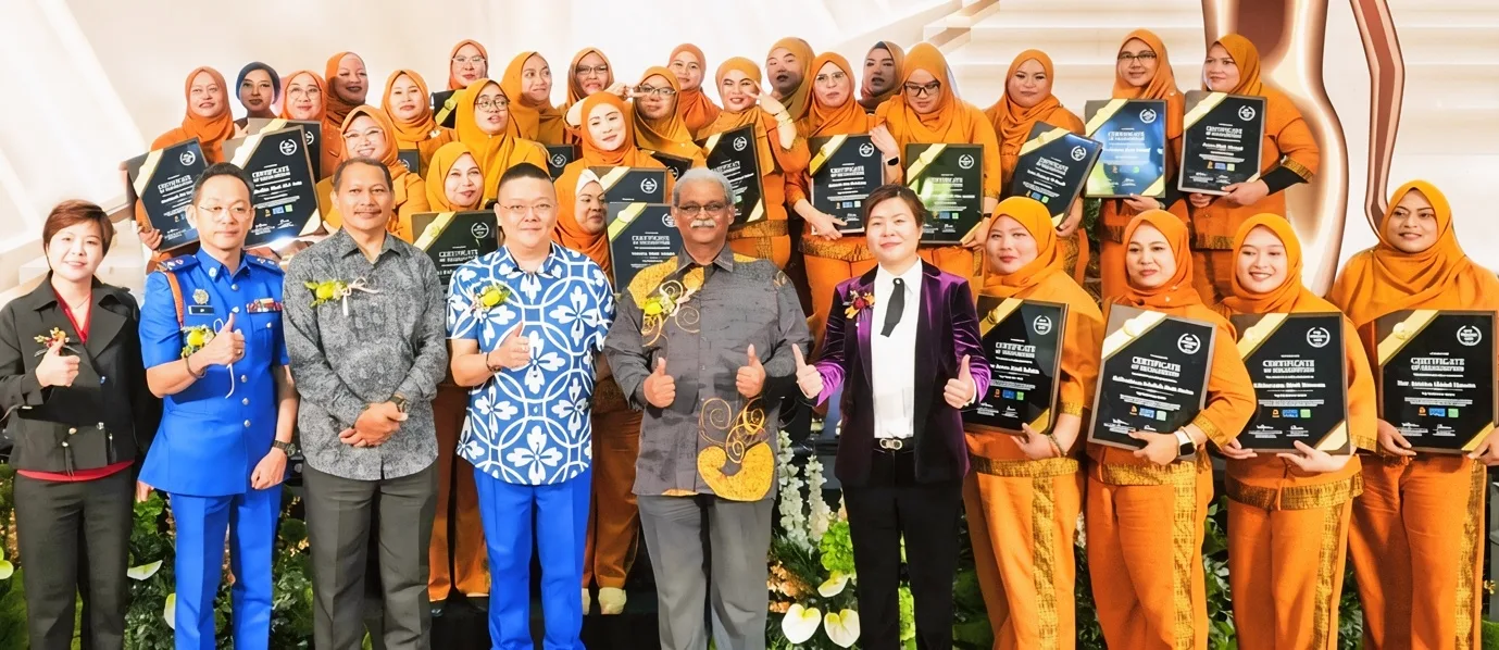 Officials from the Ministry of Health and the Prime Minister&rsquo;s Department at the Bidan Excellence Award ceremony